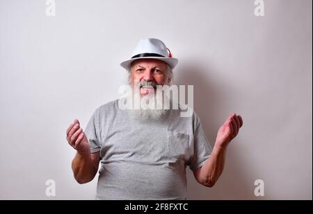 Vieux américain avec une longue barbe blanche et ouverte paumes Banque D'Images