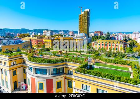 Vue aérienne de la mairie, de la Résurrection de la cathédrale orthodoxe du christ et du ministère de l'énergie et de l'industrie à Tirana, Albanie Banque D'Images