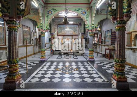 Indore, Inde - Mars 2021: Détail de l'intérieur du temple de Jain Shwetamber le 12 mars 2021 à Indore, Madhya Pradesh, Inde. Banque D'Images