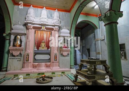 Indore, Inde - Mars 2021: Détail de l'intérieur du temple de Jain Shwetamber le 12 mars 2021 à Indore, Madhya Pradesh, Inde. Banque D'Images