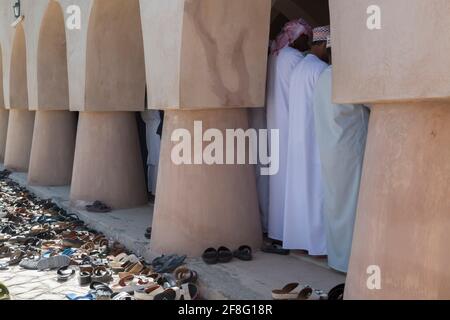 Beaucoup de chaussures à côté de la salle de prière de la mosquée Jami Al Hamida dans la ville de Jalan Bani Ben Ali. Gouvernorat du Sud de la région de la frêne Sharqiyah. Oman Banque D'Images