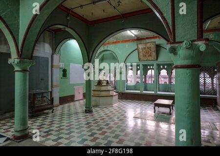 Indore, Inde - Mars 2021: Détail de l'intérieur du temple de Jain Shwetamber le 12 mars 2021 à Indore, Madhya Pradesh, Inde. Banque D'Images