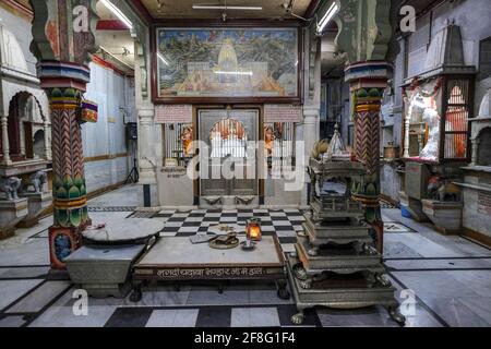 Indore, Inde - Mars 2021: Détail de l'intérieur du temple de Jain Shwetamber le 12 mars 2021 à Indore, Madhya Pradesh, Inde. Banque D'Images