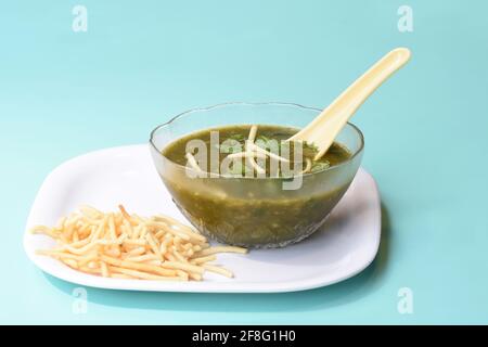 Soupe à la coriandre au citron, soupe à la coriandre au citron en légumes, soupe végétarienne à la coriandre au citron de style indien chinois Banque D'Images