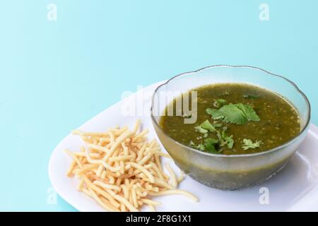 Soupe à la coriandre au citron, soupe à la coriandre au citron en légumes, soupe végétarienne à la coriandre au citron de style indien chinois Banque D'Images