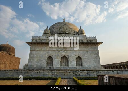 Tombe d'Hoshang Shah à Mandu, Madhya Pradesh, Inde. C'est le plus ancien mausolée de marbre en Inde. Banque D'Images