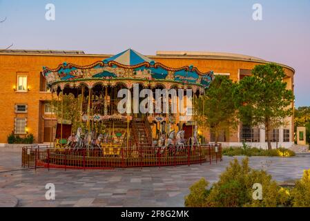 Vue au lever du soleil sur le carrousel à la place Skanderbeg à Tirana, Albanie Banque D'Images