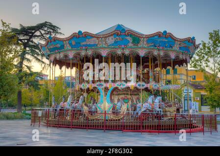 Vue au lever du soleil sur le carrousel à la place Skanderbeg à Tirana, Albanie Banque D'Images