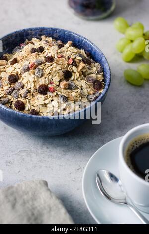 Petit-déjeuner avec muesli, café frais et raisins verts Banque D'Images