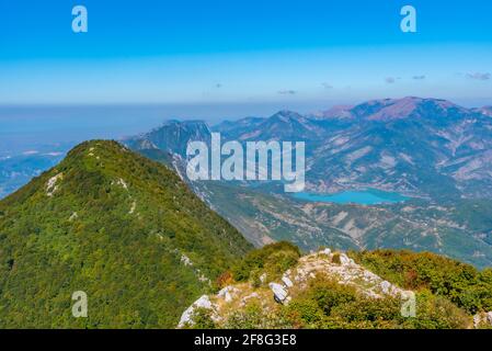 Mont Tujanit et le lac Bovilla au parc national de Dajti dans Albanie Banque D'Images