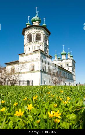 Veliky Novgorod, Russie. Beffroi et église Saint Jean l'évangéliste avec l'église de réfectoire de l'Ascension de Nicholas Vyazhischsky stauropegic M. Banque D'Images