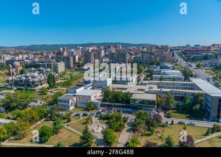 Vue aérienne de l'Université de Prishtina, bibliothèque nationale du Kosovo et église orthodoxe serbe inachevée du Christ Sauveur à Prishtina, Kosovo Banque D'Images