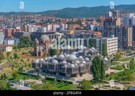 Bibliothèque nationale du Kosovo et église orthodoxe serbe inachevée du Christ Sauveur à Prishtina, Kosovo Banque D'Images