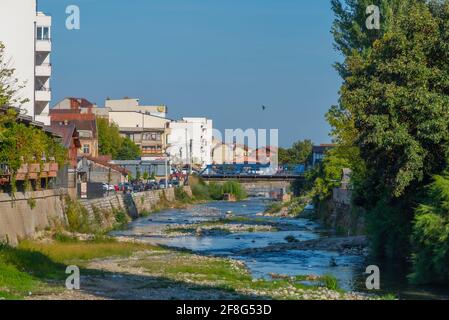 La rivière Bistrica traverse le centre de Peja au Kosovo Banque D'Images