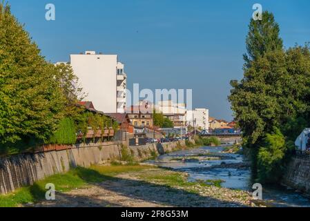 La rivière Bistrica traverse le centre de Peja au Kosovo Banque D'Images