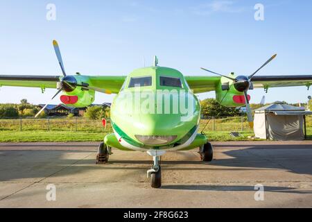 Avion passager turboprop capturé de police de soulèvements angle de stationnement à l'aéroport Banque D'Images