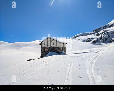 ancienne cabane de douane entre la frontière autrichienne et suisse sur le plasseggenpass. Ski ensoleillé dans les montagnes. Ciel bleu Banque D'Images