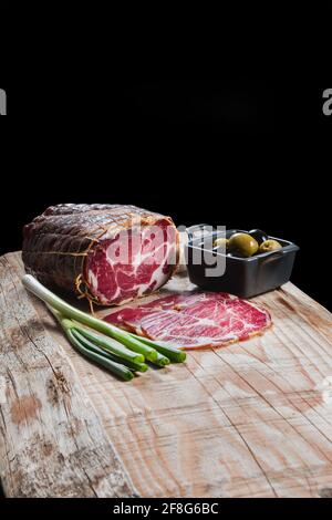 Sécher la viande et les saucisses avec les légumes et le fromage sur un table en bois Banque D'Images