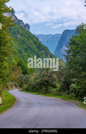 Route traversant la vallée de Rugova au Kosovo Banque D'Images