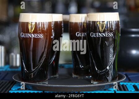 Londres, Royaume-Uni. 12 avril 2021. Pintes de Guinness dans un pub de Londres. Crédit : SOPA Images Limited/Alamy Live News Banque D'Images