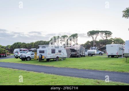 Caravanes et un camping-car en début de matinée à Merimbula NRMA Caravan Park sur la Nouvelle-Galles du Sud Côte de l'Australie Banque D'Images