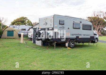 Caravanes et une tente en début de matinée à Merimbula NRMA Caravan Park sur la côte sud de la Nouvelle-Galles du Sud De l'Australie Banque D'Images