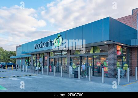 Tôt le matin au supermarché Woolworths dans la ville de Merimbula sur la côte sud de l'Australie de la Nouvelle-Galles du Sud Banque D'Images