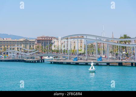 Les gens passent le port vell sur le pont de la rambla del mar à Barcelone, en Espagne Banque D'Images