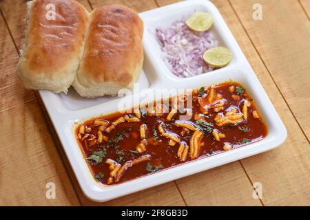 Cuisine indienne délicieuse 'mastalT' avec oignon et coriandre étalé sur le pain de blé de curry Banque D'Images