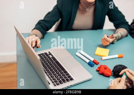 Les femmes d'affaires pendant le processus de brainstorming dans le secteur de l'impression 3d utilisant un ordinateur portable. Banque D'Images