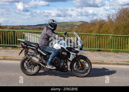 2020 Triumph Tiger 1200 Alpine ; pilote de moto ; transport à deux roues, motos, véhicule sur les routes britanniques, motos, motocyclistes motocyclistes motorisés à Manchester, Royaume-Uni Banque D'Images