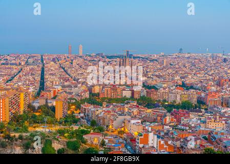 Coucher de soleil vue aérienne du centre de Barcelone, Espagne Banque D'Images