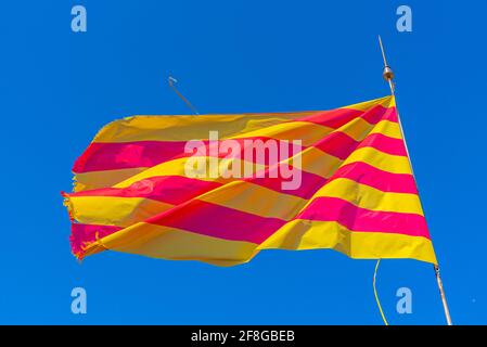 Drapeau catalan sur fond bleu Banque D'Images