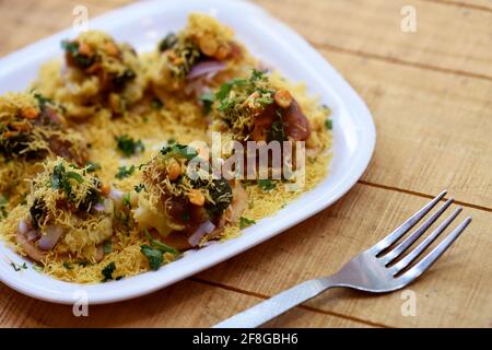 Batata Sev Puri - collations indiennes populaires ou l'alimentation de rue Banque D'Images