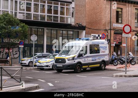 MADRID, ESPAGNE - 13 avril 2021 : voitures de police municipales garées dans la rue de Madrid, Espagne Banque D'Images