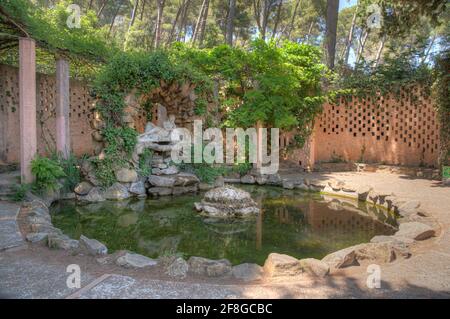 Fontaine à l'intérieur du Parc del Laberint d'Horta à Barcelone, Espagne Banque D'Images