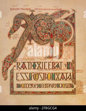 Une page des Évangiles de Lindisfarne, un livre de gospel manuscrit illuminé probablement produit autour des années 715–720 dans le monastère de Lindisfarne, au large de la côte de Northumberland, en Angleterre. Le manuscrit est l'une des plus belles œuvres du style unique de l'art Hiberno-saxon ou insulaire, combinant des éléments méditerranéens, anglo-saxons et celtiques. Le livre est associé au culte de Saint-Cuthbert, membre ascétique de la communauté monastique de Lindisfarne, avant sa mort en 687. Le livre a été fait dans le cadre des préparatifs pour traduire les reliques de Cuthbert en un sanctuaire en 698. Banque D'Images