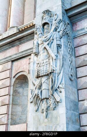 SAINT-PÉTERSBOURG, RUSSIE-3 OCTOBRE 2016. Bas relief sur la façade sud du château de St Michaels, également appelé Château des ingénieurs - ancienne résidence royale dans Banque D'Images