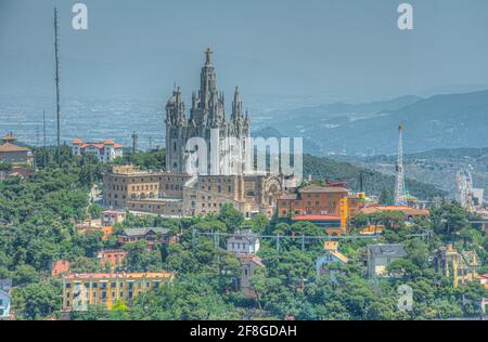 Temple du Sacré coeur de Jésus et parc d'attractions Tibidabo à Barcelone, vue de Torre de Collserola, Espagne Banque D'Images