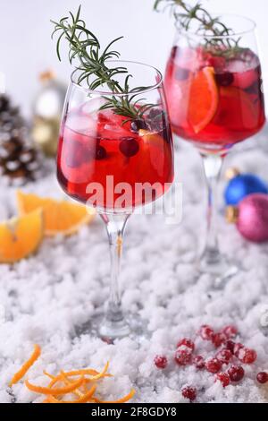 Cocktail de Margarita aux canneberges, à l'orange et au romarin. Un cocktail parfait pour une fête de Noël Banque D'Images