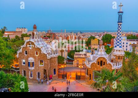 Vue sur le parc Guell au coucher du soleil à Barcelone, Espagne Banque D'Images