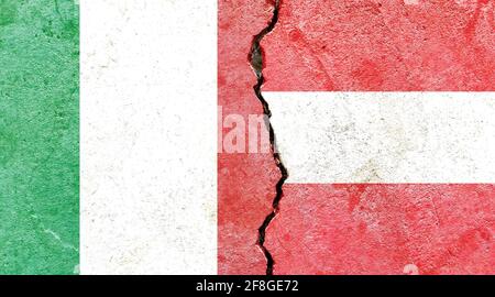 Grunge toile de fond avec l'Italie et l'Autriche drapeaux divisés par un fissure sur un mur Banque D'Images