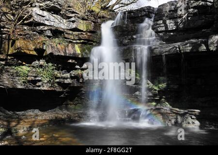 Summerhill Force et Gibson’s Cave avec de beaux Rainbow formant sous les chutes, Bowles, Teesdale, comté de Durham, Royaume-Uni. Banque D'Images