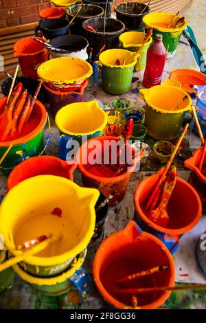 Contenant de différentes couleurs pour la peinture J'ai pris cette image le 13 avril 2018 à Dhaka, Bangladesh, Asie du Sud Banque D'Images