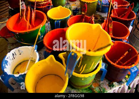 Contenant de différentes couleurs pour la peinture J'ai pris cette image le 13 avril 2018 à Dhaka, Bangladesh, Asie du Sud Banque D'Images
