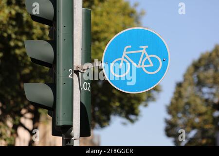 Panneau de chemin de vélo en Allemagne. Panneau de signalisation de la piste cyclable à Moenchengladbach, Allemagne. Banque D'Images