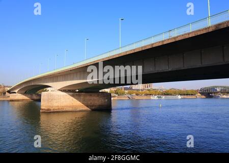 Deutz Bridge (Deutzer Brucke) à Cologne, Allemagne. Pont sur le Rhin. Banque D'Images