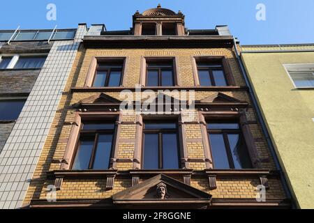 Cologne, Allemagne. Vue sur l'ancienne rue résidentielle dans le quartier Deutz, Cologne. Banque D'Images