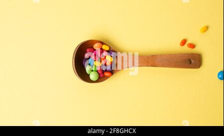 ensemble de friandises multicolores avec une cuillère en bois Banque D'Images