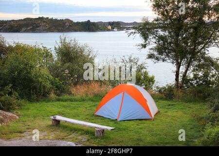 Tente de camping Norvège. Vacances en plein air sur l'île de SOTRA. Comté de Vestland. Banque D'Images